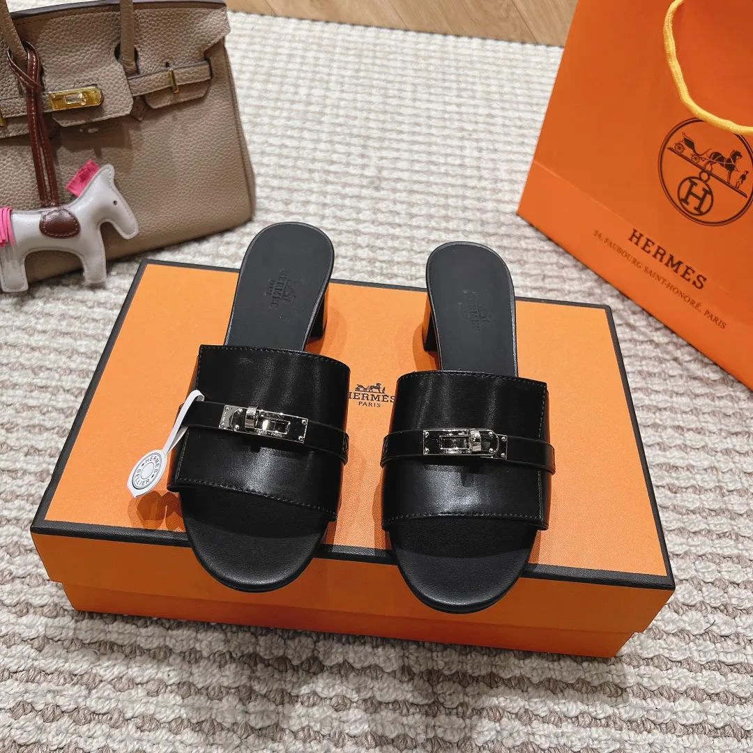 👟👟Ex-factory price 540👟👟 High version of the 2024 spring and summer new HERMES Hermès counter new style. The wedge-heeled Erjiu sandals and slippers, which have been extremely popular recently, are paired with various colorful socks. They are very trendy. Upper: cowhide. Outsole: technological imitation wood sole. Heel height: about 7cm. Size: Female 35-41 (40/41 non-refundable and non-exchangeable)